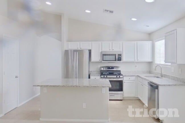 Building Photo - 45539 W Sky Ln