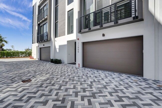 Building Photo - Gorgeous New Townhouse on the Beach
