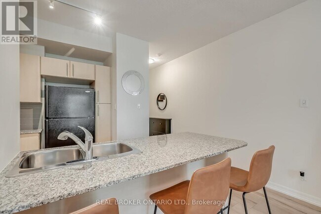 Photo du bâtiment - 3515-3515 Kariya Dr