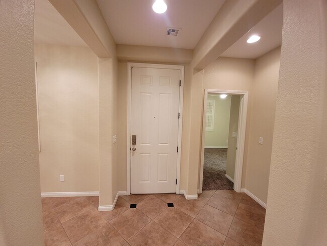 Building Photo - 1 Story - 3 Bedroom Rental in Fabulous Tus...
