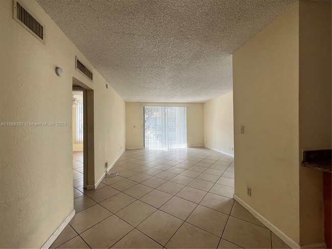 Foto del edificio - 4013 N University Dr