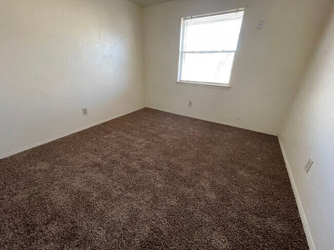 Building Photo - PRICED TO RENT QUICKLY!
