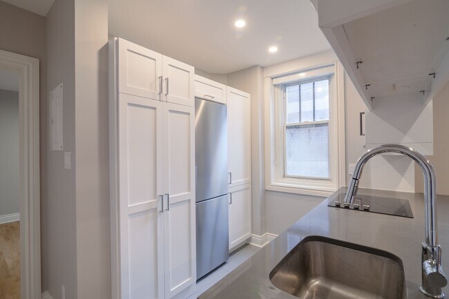 Building Photo - 4557 Rue Sherbrooke O