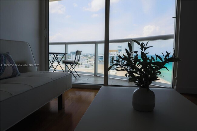 Foto del edificio - 6365 Collins Ave