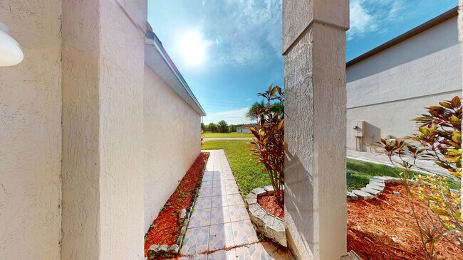 Building Photo - Beautiful 2-Story 3/2.5 - with 2 Bonus Roo...