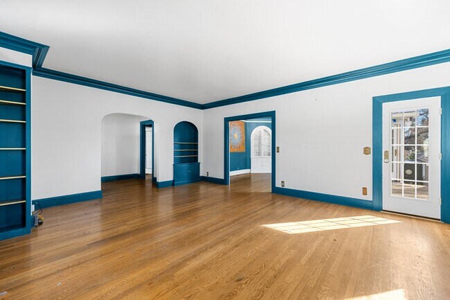 Foto del edificio - 2004 Hillcrest Rd