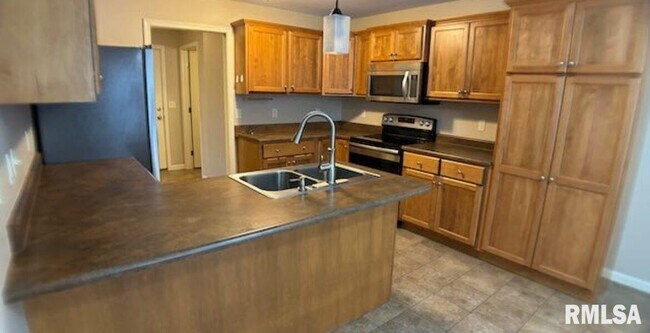 Building Photo - 2315 W Kenfield Ct
