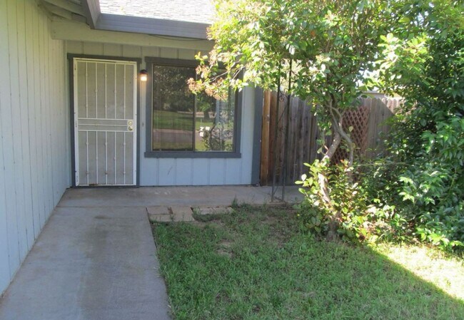 Building Photo - Beautiful 3/2 in Sacramento!