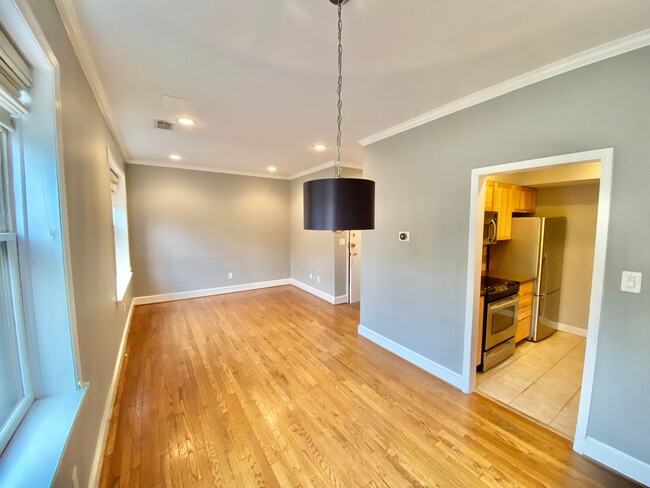 Foto del edificio - Logan/Dupont 1BR 1BA unit with hardwood fl...