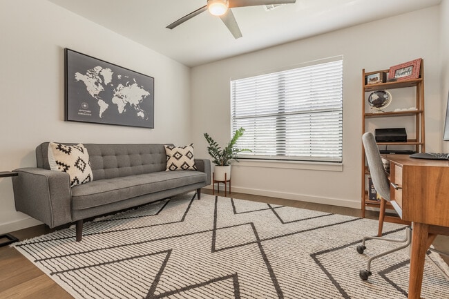 Oficina con sofá cama - 3625 NW 53rd St