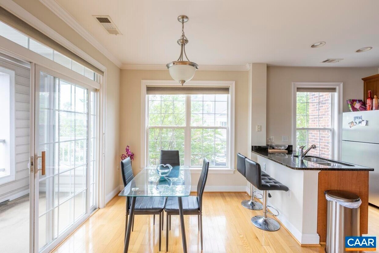 Foto principal - 1051 Glenwood Station Ln