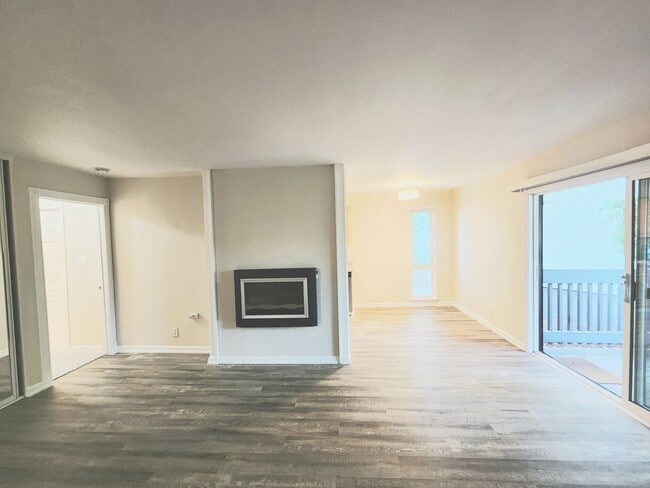 Building Photo - Lovely two bed, two bath condo with garden...