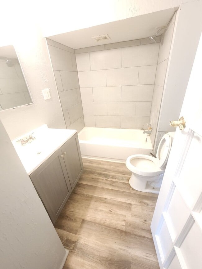 Building Photo - 2 Bedroom Townhome For Rent on Oak Ave