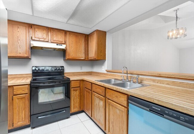 Building Photo - 10820 Ironstone Dr S