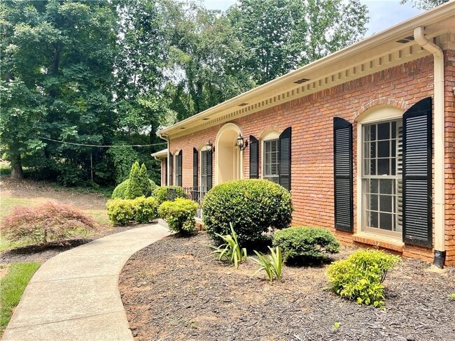 Building Photo - 880 Richmond Hill Dr