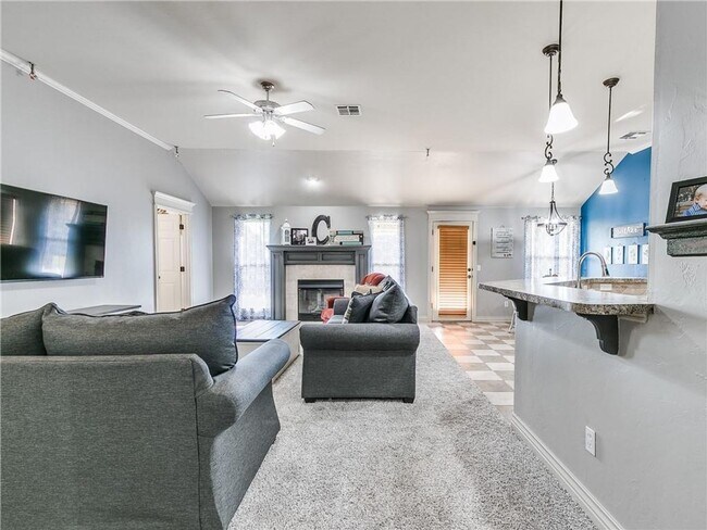Building Photo - Charming Home in Lone Oak Village + Deer C...