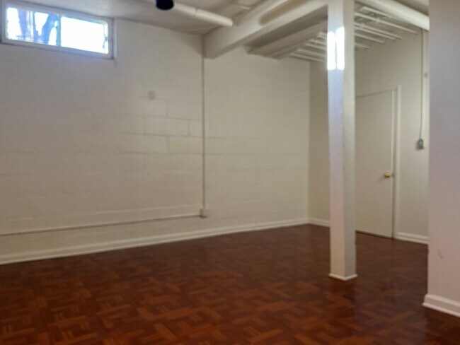 Foto del edificio - Large Affordable Basement Apartment