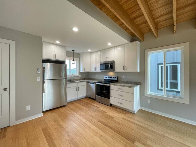 Building Photo - Beautiful Compact Cottage in South Asheville