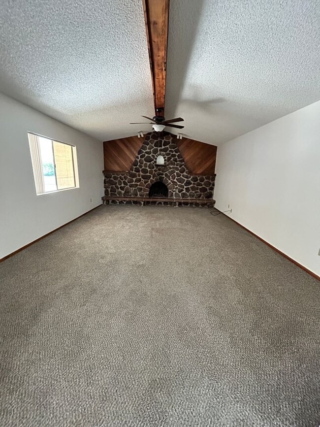 Building Photo - Great Unfurnished home!
