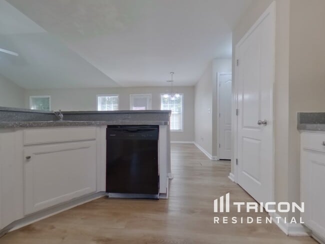 Building Photo - 4650 Camelot Dr