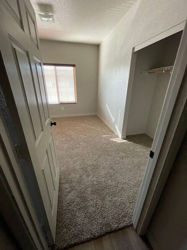 Building Photo - Eldorado Condo available for Rent!