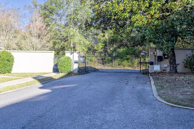 Foto del edificio - STUDENTS WELCOME! 3/2 Townhouse near USA! GATED! Students Welcome!