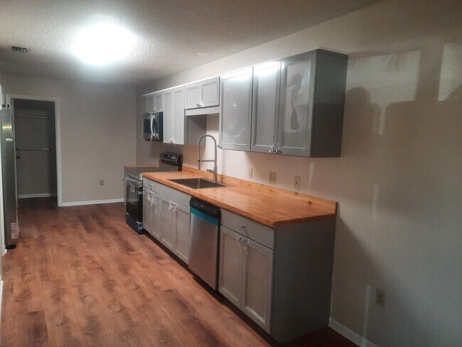 Building Photo - 2050 Oleander Blvd