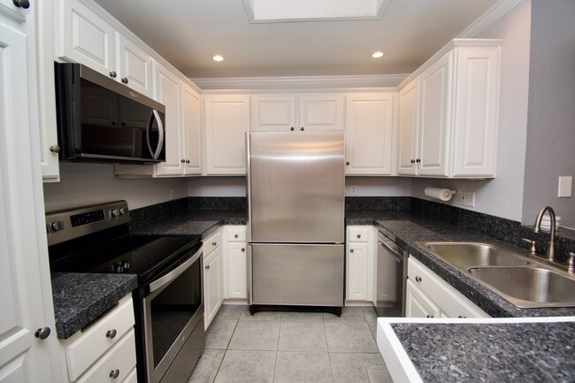 Building Photo - 21372 Brookhurst St