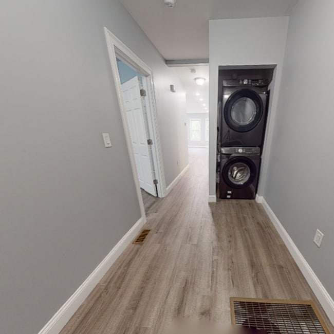Foto del edificio - 2-Bed + 2-Bath with Garage Parking West Newton