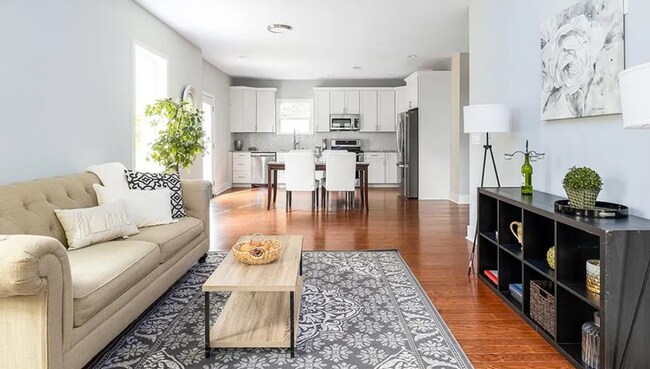 Foto del edificio - Spacious 5BR/3.5 BA Renovated Home Near Beltline with Off-Street Parking