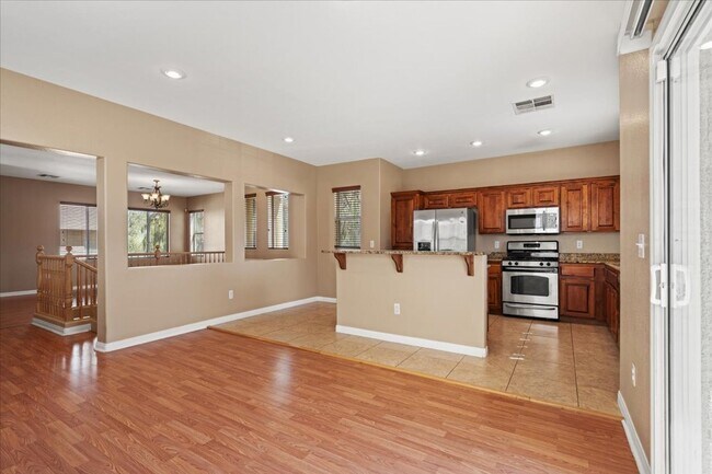 Foto del edificio - Spacious 3-Story Plus Loft Bedroom, New Floors, New paint, No Carpet