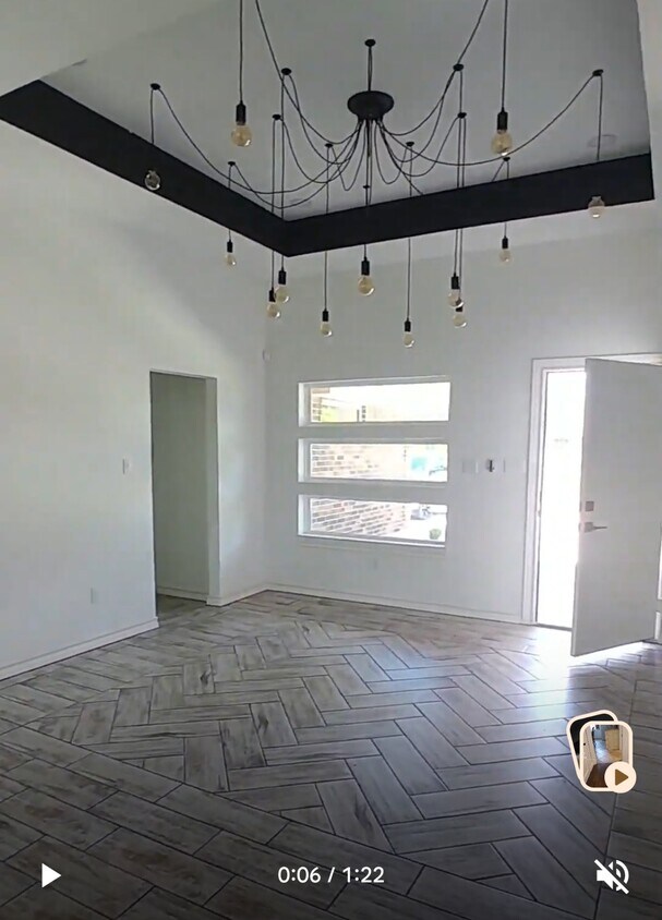 Building Photo - 611 W La Quinta Dr