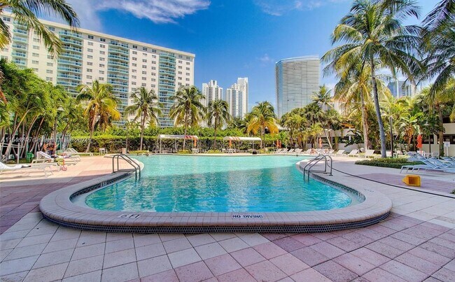 Foto del edificio - 19380 Collins Ave