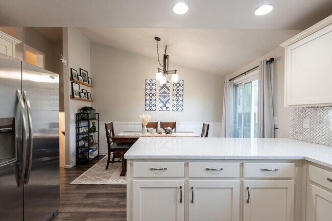 Foto del edificio - Beautifully Renovated 4-Bedroom Home with ...