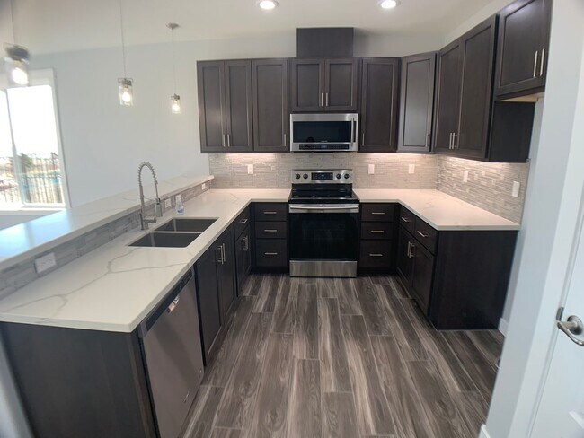 Building Photo - 3 Bedroom - 2 Bath Pool Home