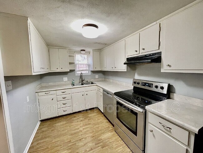 Building Photo - 1417 S Ash Ave
