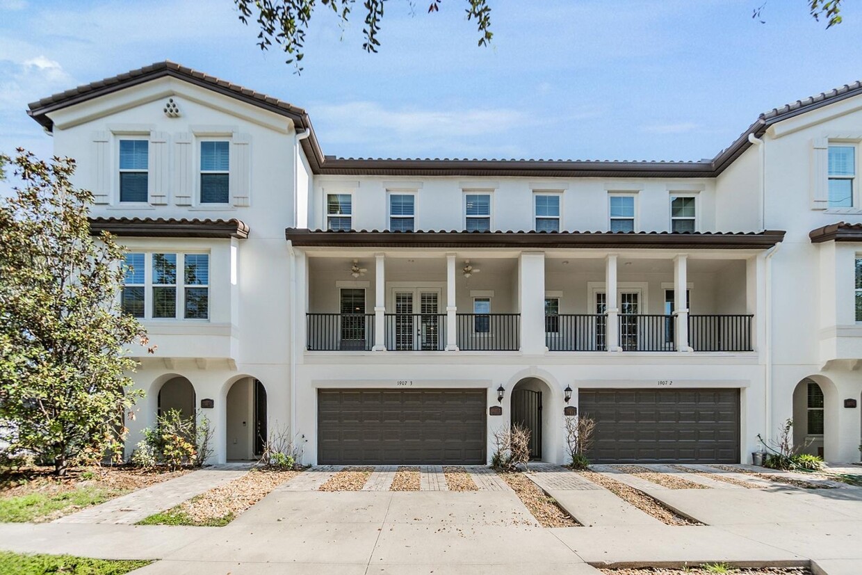 Foto principal - Large 3 Bed 3.5 Bath 2 Car Garage Townhous...