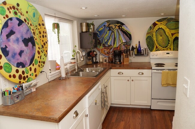 Building Photo - 7 5th Ave