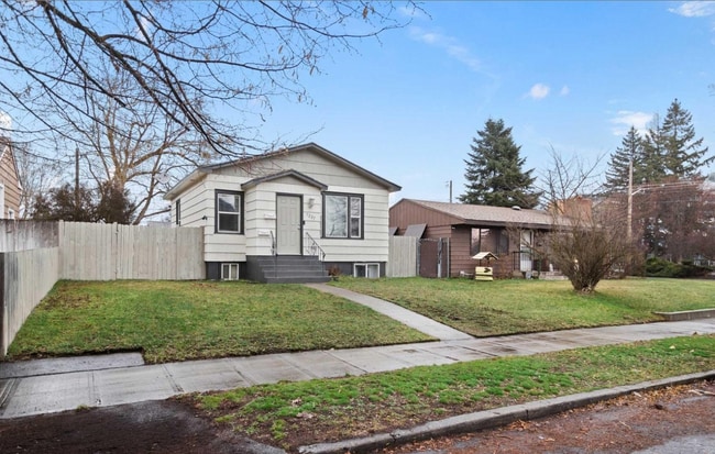 Building Photo - 1227 E Augusta Ave