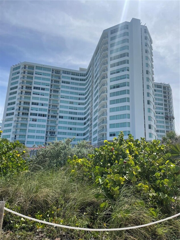 Foto principal - 7135 Collins Ave