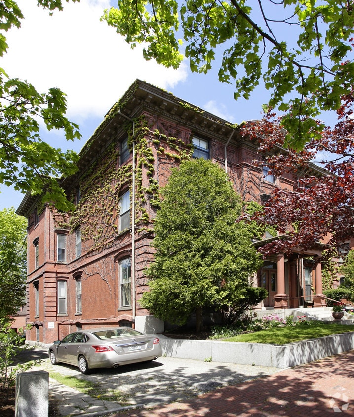 Building Photo - 17 Deering St