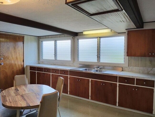 Building Photo - 2BR/1BA downstairs unit located in Hilo- p...