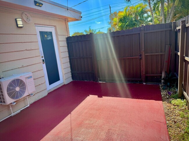 Foto del edificio - 707 NE 15th St