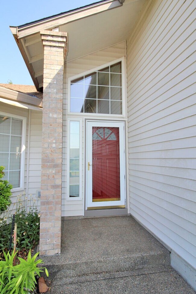 Building Photo - Spacious Gresham 4 Bedroom Home with 3 Car...