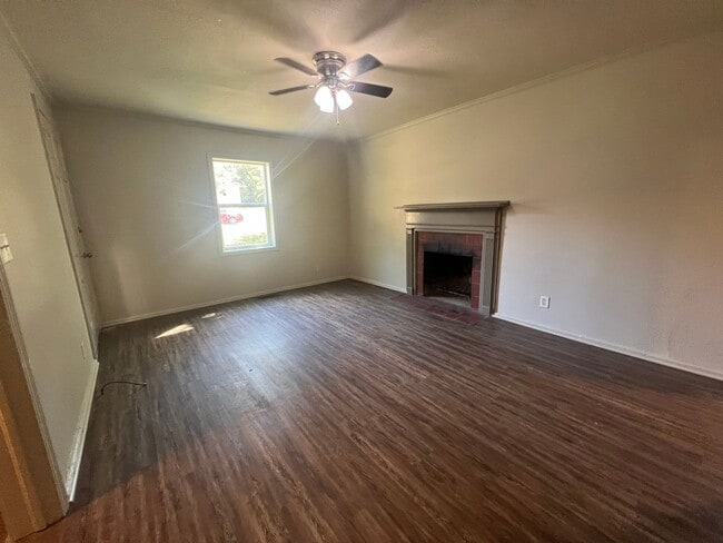 Building Photo - 3 bedroom 2 bathroom home