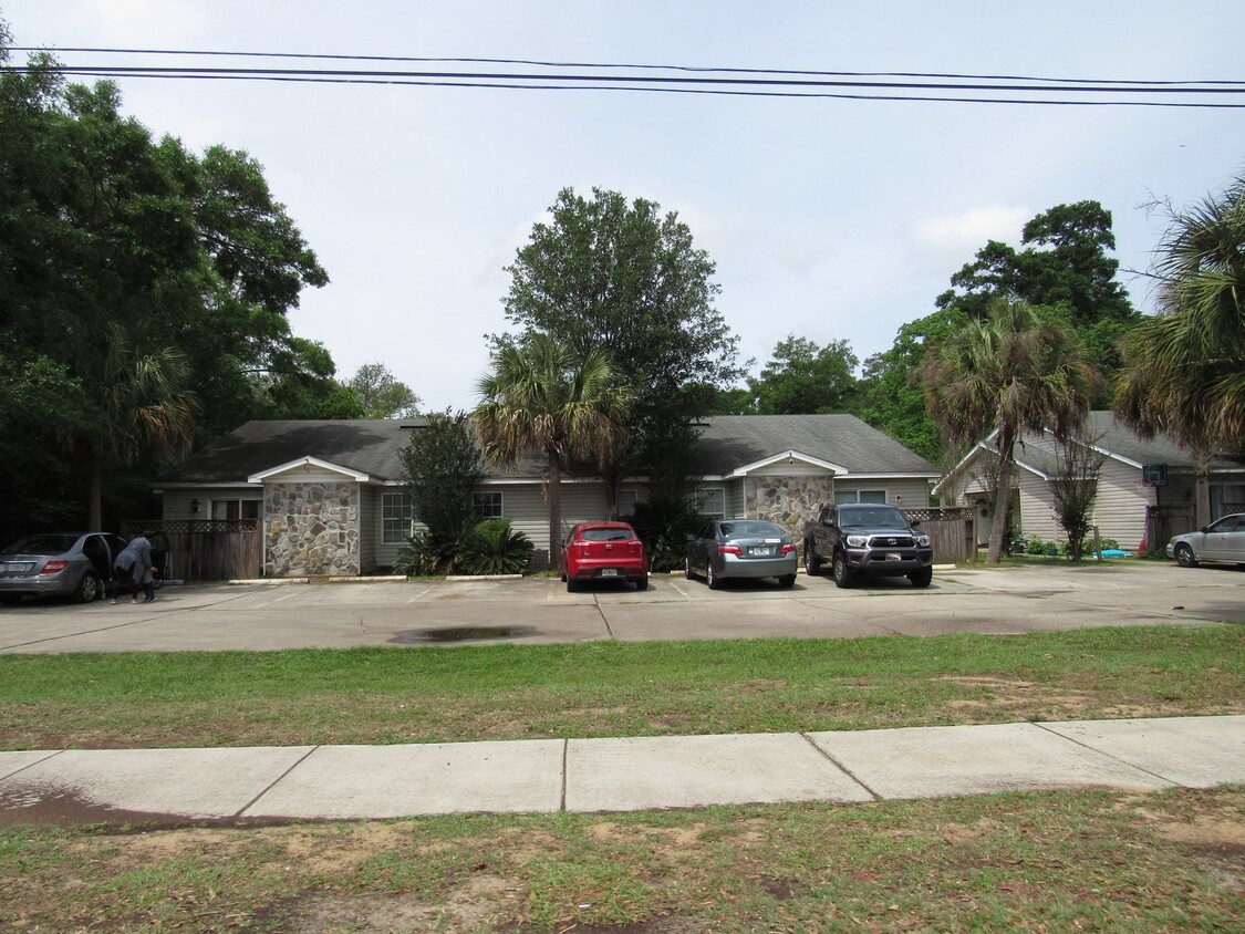 Foto principal - Updated 2BR/2BA in West Pensacola – New Ca...