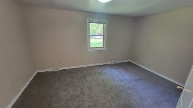 Building Photo - 2107 Plymouth Dr