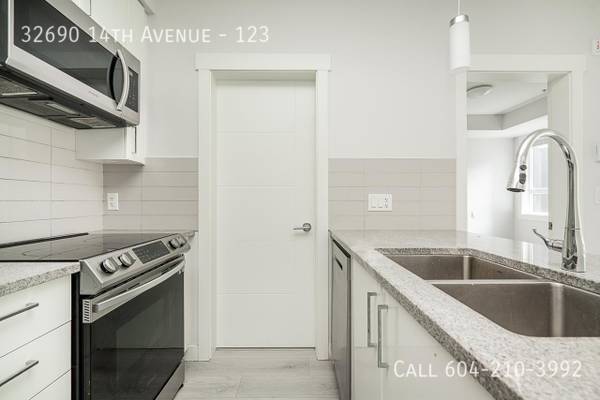 Building Photo - Modern Ground Floor Unit