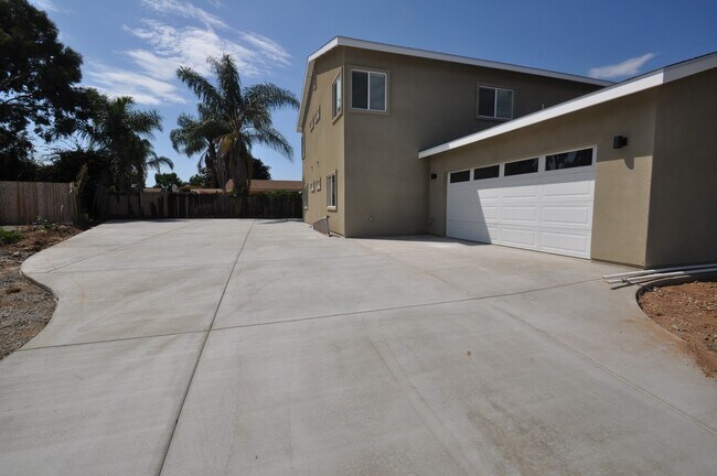 Foto del edificio - 7BD/5BA, LOTS of Parking!!
