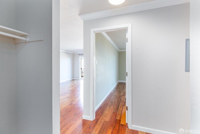 Foto del edificio - 646 Corbett Ave